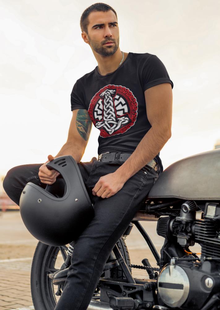 Männliches Model mit Wikinger-Sonnenrad-T-Shirt