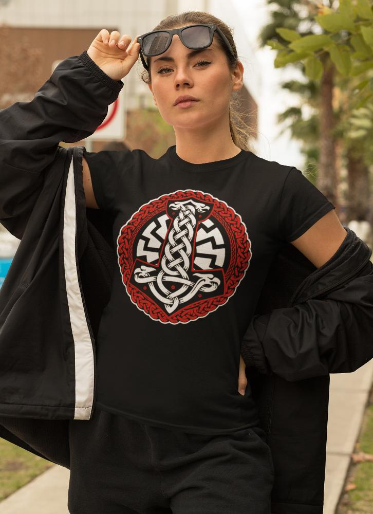 Weibliches Model mit Wikinger-Sonnenrad-T-Shirt